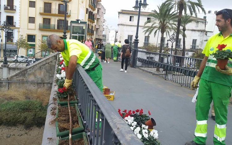 Jardineros colocando flores en el puente chico / FOTO: Ayto.
