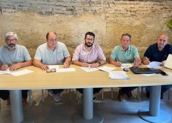 Escenificando el acuerdo con el comité / FOTO: CAZG