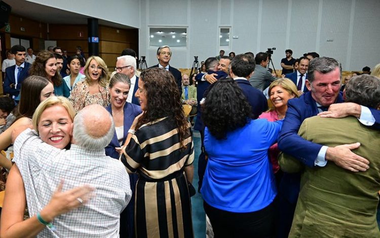 Felicidad absoluta de la familia popular en el salón de actos / FOTO: Eulogio García