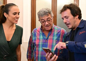 El pregonero charla animosamente con el alcalde y la concejala / FOTO: Eulogio García