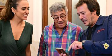 El pregonero charla animosamente con el alcalde y la concejala / FOTO: Eulogio García