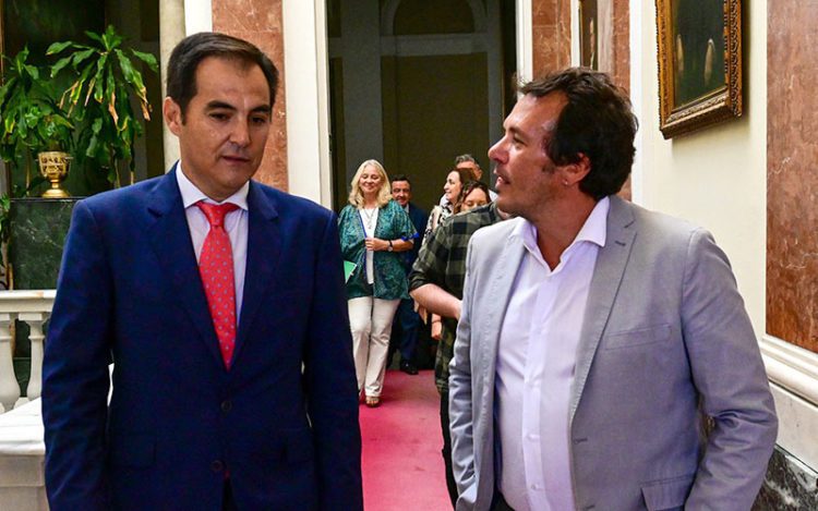 Alcalde y consejero charlan antes de la reunión / FOTO: Eulogio García
