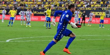 Ledesma corriendo con el desfibrilador en la mano / FOTO: Eulogio García