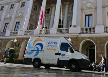 Baldeando San Juan de Dios / FOTO: Eulogio García