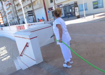 Repasando el entorno de uno de los accesos a la Victoria / FOTO: Eulogio García