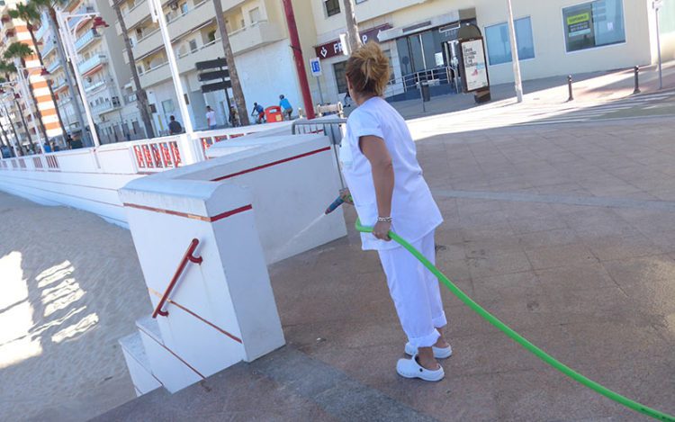 Repasando el entorno de uno de los accesos a la Victoria / FOTO: Eulogio García