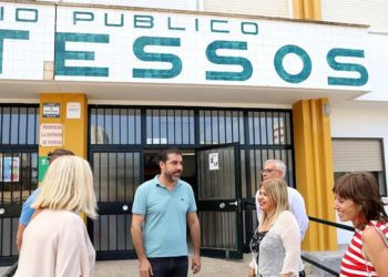 A las puertas de unos de los centros que se adecentarían / FOTO: Ayto.