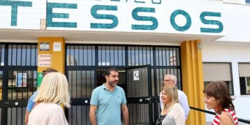A las puertas de unos de los centros que se adecentarían / FOTO: Ayto.