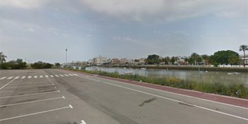 La parcela a desarrollar está a continuación del aparcamiento junto a la pasarela