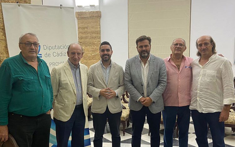 González Mellado con representantes de las peñas / FOTO: Diputación