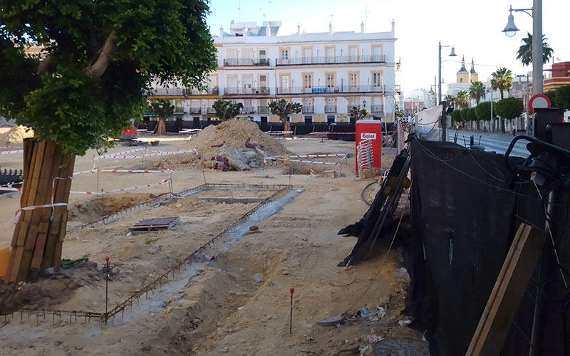 Más dinero para la plaza del Rey por “imprevistos”; se confía en que la demorada obra esté finalizada “el 21 de octubre”