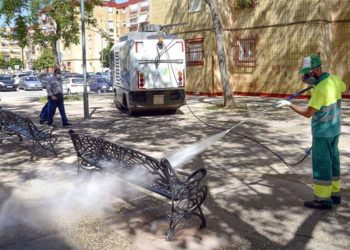 Operarios de limpieza actuando en una barriada / FOTO: Ayto.