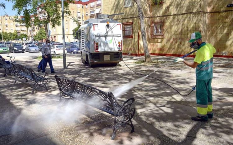Operarios de limpieza actuando en una barriada / FOTO: Ayto.