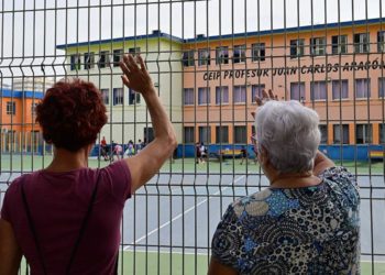 Madre y abuela despidiendo a su niño desde la verja / FOTO: Eulogio García