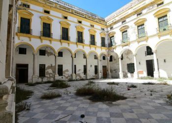 Estado de abandono del patio del edificio histórico / FOTO: Eulogio García