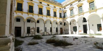Estado de abandono del patio del edificio histórico / FOTO: Eulogio García