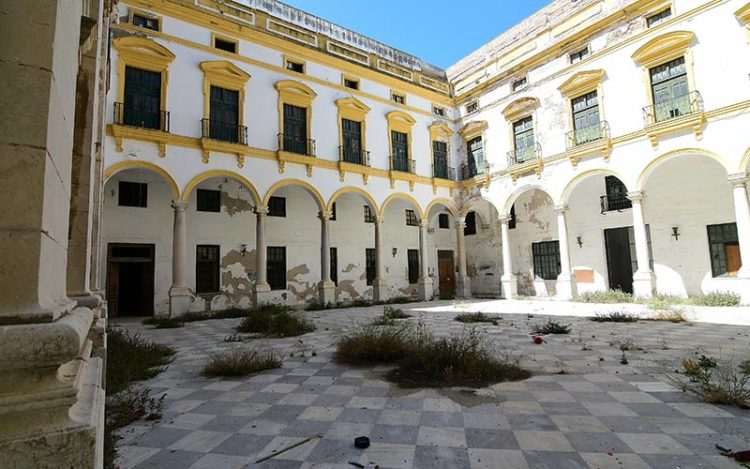 Estado de abandono del patio del edificio histórico / FOTO: Eulogio García