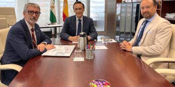 Reunidos en la sede de la consejería, en Sevilla / FOTO: Junta