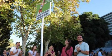 Bajo el poste con el nombre de la instalación / FOTO: Ayto.