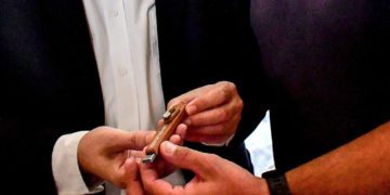 El expediente de la candidatura, en un pito de carnaval / FOTO: Eulogio García