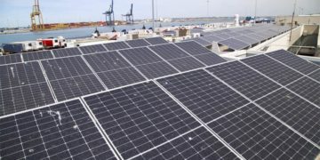 Detalle de las placas en el edificio de Talleres de la Autoridad Portuaria / FOTO: APBC