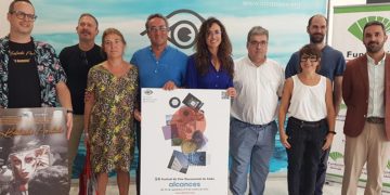 Posado con el cartel del festival / FOTO: Ayto.