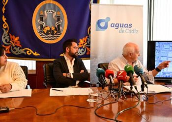 Escuchando la indicaciones del gerente de Aguas de Cádiz / FOTO: Ayto.