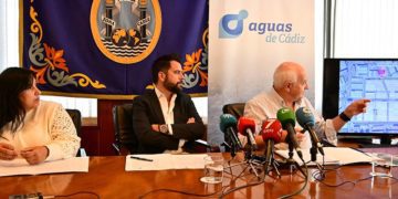 Escuchando la indicaciones del gerente de Aguas de Cádiz / FOTO: Ayto.