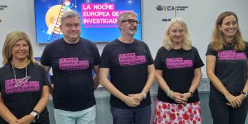 Presentando el macroevento con la camiseta 'oficial' / FOTO: UCA