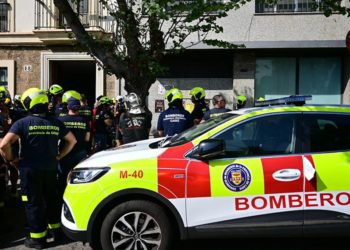 Grupo de bomberos concentrados ante la sede del Consorcio / FOTO: Eulogio García