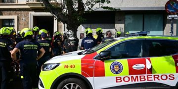 Grupo de bomberos concentrados ante la sede del Consorcio / FOTO: Eulogio García