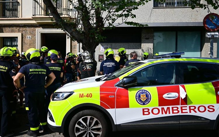 Grupo de bomberos concentrados ante la sede del Consorcio / FOTO: Eulogio García