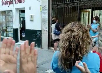 Protesta en el momento que la socia de Claros entraba en su sede / FOTO: cedida