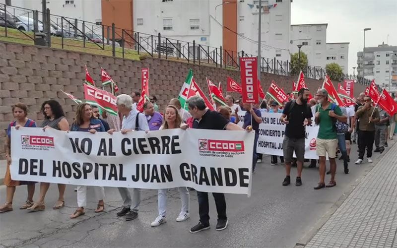 A la espera del SAS, la plantilla del Hospital San Juan Grande de Jerez se moviliza frente al ERTE