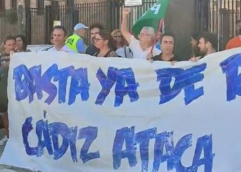 Una de las pancartas de la protesta ante Subdelegación / FOTO: Adelante Cádiz