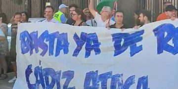 Una de las pancartas de la protesta ante Subdelegación / FOTO: Adelante Cádiz