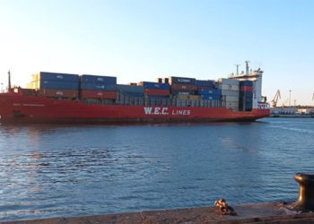 Portacontenedores atracando en el muelle gaditano / FOTO: APBC