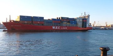 Portacontenedores atracando en el muelle gaditano / FOTO: APBC
