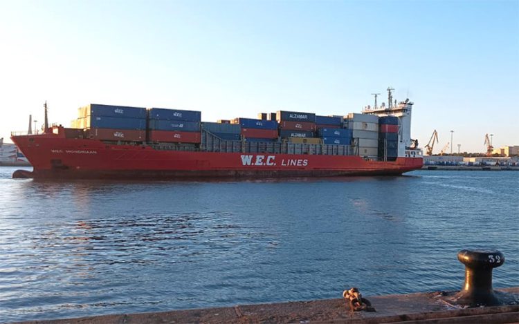 Portacontenedores atracando en el muelle gaditano / FOTO: APBC