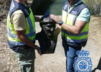 Agentes con el busto recuperado / FOTO: Policía
