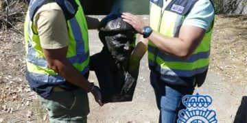 Agentes con el busto recuperado / FOTO: Policía