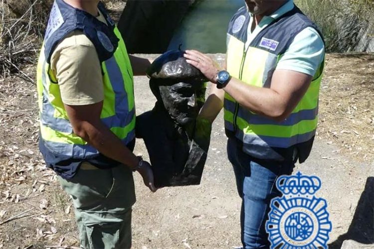 Agentes con el busto recuperado / FOTO: Policía