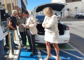 El alcalde se interesa por el funcionamiento de este nuevo recurso / FOTO: Ayto.