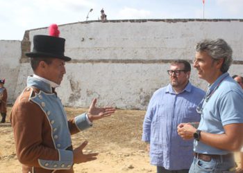 Concejales andalucistas intercambian impresiones con un miembro de la Fundación / FOTO: AxSí