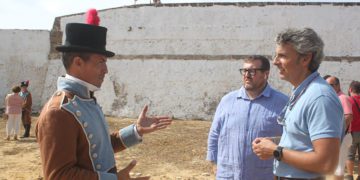Concejales andalucistas intercambian impresiones con un miembro de la Fundación / FOTO: AxSí