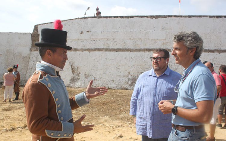 Concejales andalucistas intercambian impresiones con un miembro de la Fundación / FOTO: AxSí