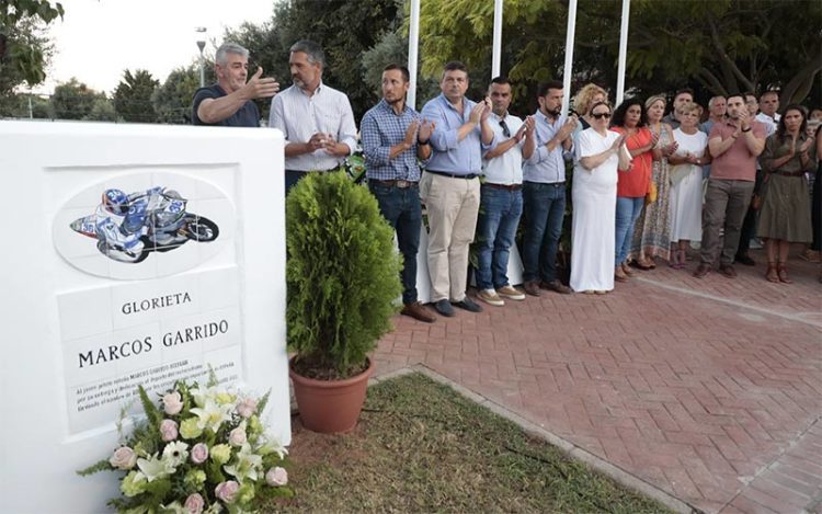 Un momento del acto, con el padre de Marcos junto al alcalde / FOTO: Ayto.