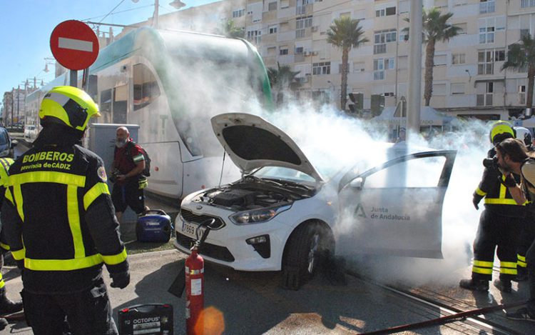 El simulado impacto entre tranvía y coche / FOTO: DBC