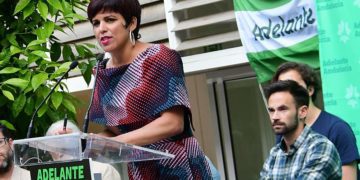 De la Cruz atento a un acto electoral de Teresa Rodríguez / FOTO: Eulogio García