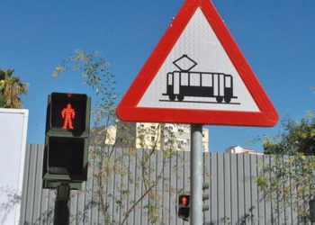Una de las señales que alertan del paso del tranvía / FOTO: DBC